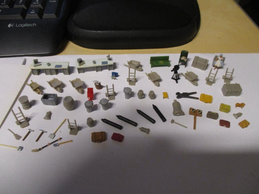 partijtje attributen voor bij de treinbaan., Gebruikt, Gelijkstroom of Wisselstroom, Overige typen, NVT