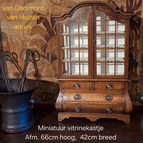 Hollands miniatuur vitrinekast 66cm hoog en 42cm breed., Antiek en Kunst, Antiek | Overige Antiek, Ophalen of Verzenden