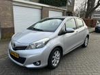 Toyota Yaris automaat 1.3 Vvt-i 5-DRS CVT 2012 Grijs, Auto's, Toyota, Euro 5, Stof, 40 €/maand, 1329 cc