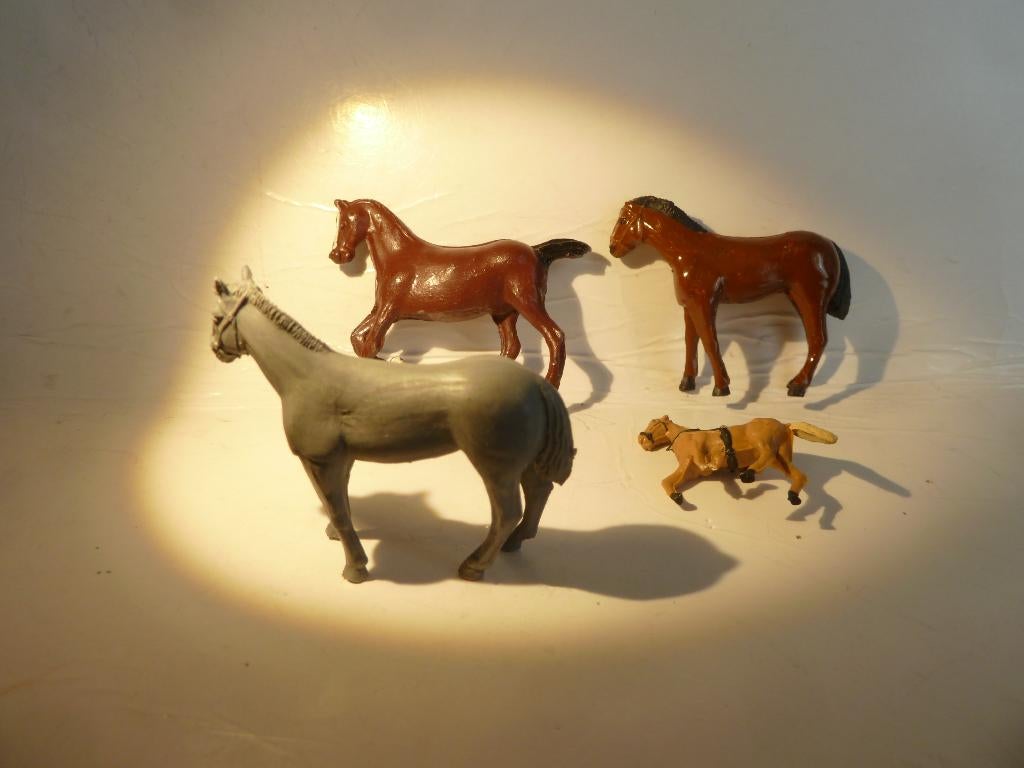 4 X PAARDJES  verschillende  5 & 3 cm.   ( Plastic & metaal), Ophalen of Verzenden, Zo goed als nieuw