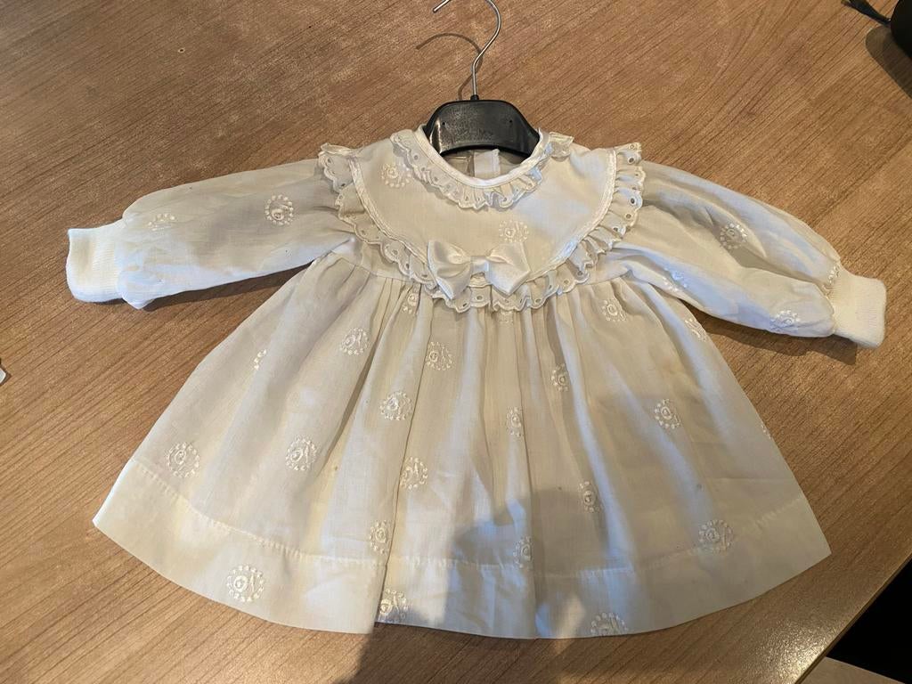Schattig wit babyjurkje met borduursels en strik, Ophalen of Verzenden, Gebruikt, Meisje