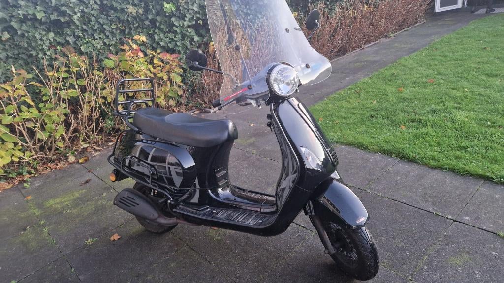 Scooter (incl beurt en nieuwe accu), Fietsen en Brommers, Snorfietsen en Snorscooters, Zo goed als nieuw, Benzine, Ophalen, Overige merken