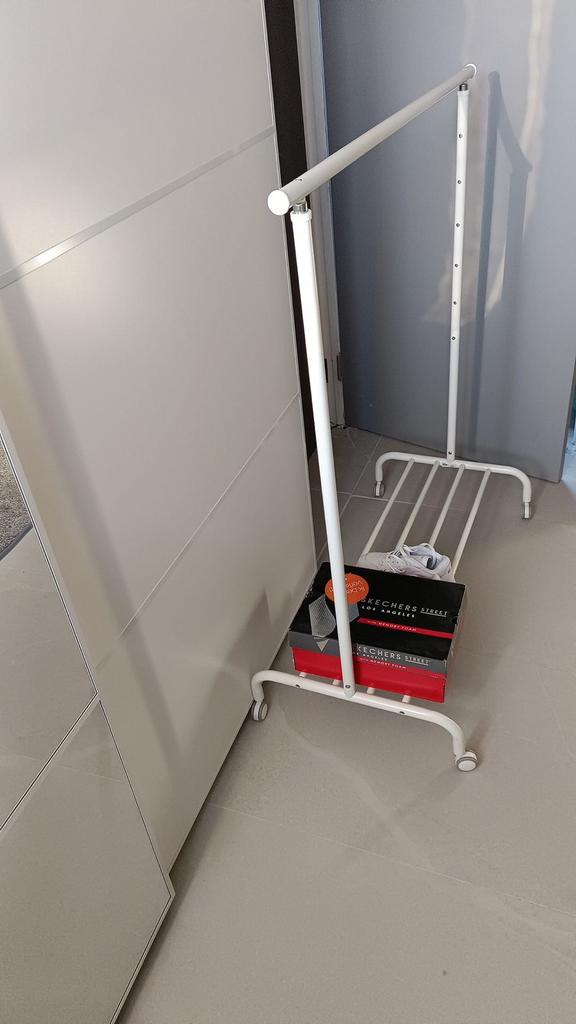 Wit kledingrek met wielen en schoenenrek, Ophalen of Verzenden, Met wielen, Zo goed als nieuw