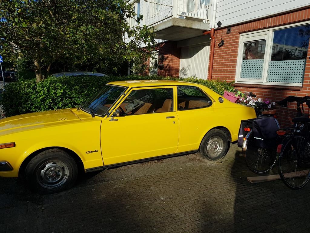Toyota Carina Deluxe (1976), Auto's, Oldtimers, Automaat, Geel, Bruin, Particulier