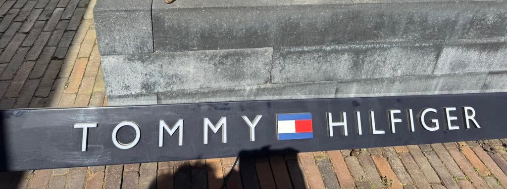Tommy hilfiger, Verzamelen, Merken en Reclamevoorwerpen, Ophalen, Zo goed als nieuw, Reclamebord