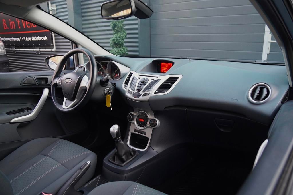 Ford Fiesta 1.25 Titanium BLUETOOTH SFEERVERLICHTING PDC V/A, Auto's, Voorwielaandrijving, Stof, Gebruikt, 82 pk