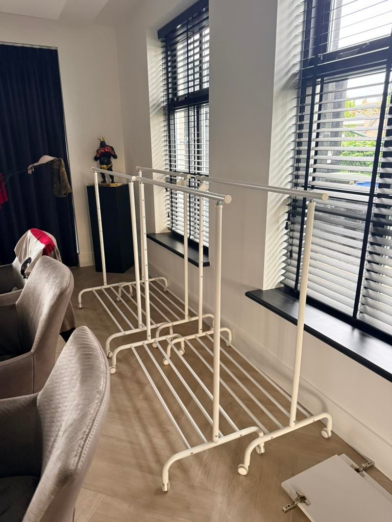 4 stuks kleding rekken van ikea, Ophalen, Zo goed als nieuw