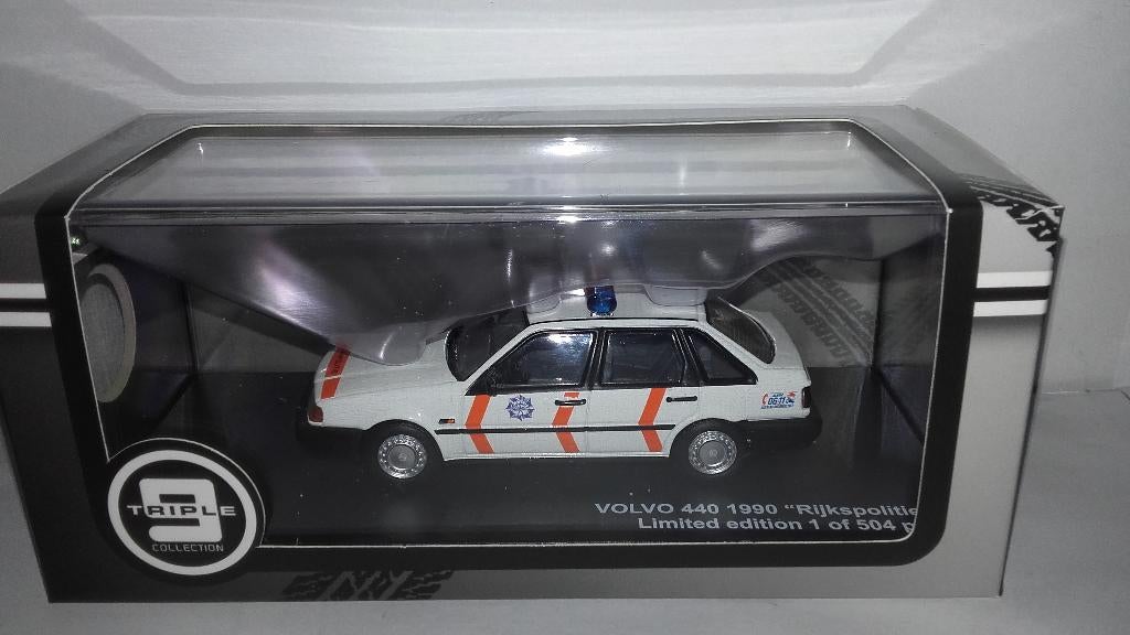 Triple9 1:43 Volvo 440 Rijkspolitie DJ-VB-34 1990 wit/oranje, Hobby en Vrije tijd, Modelauto's | 1:43, Ophalen of Verzenden, Nieuw