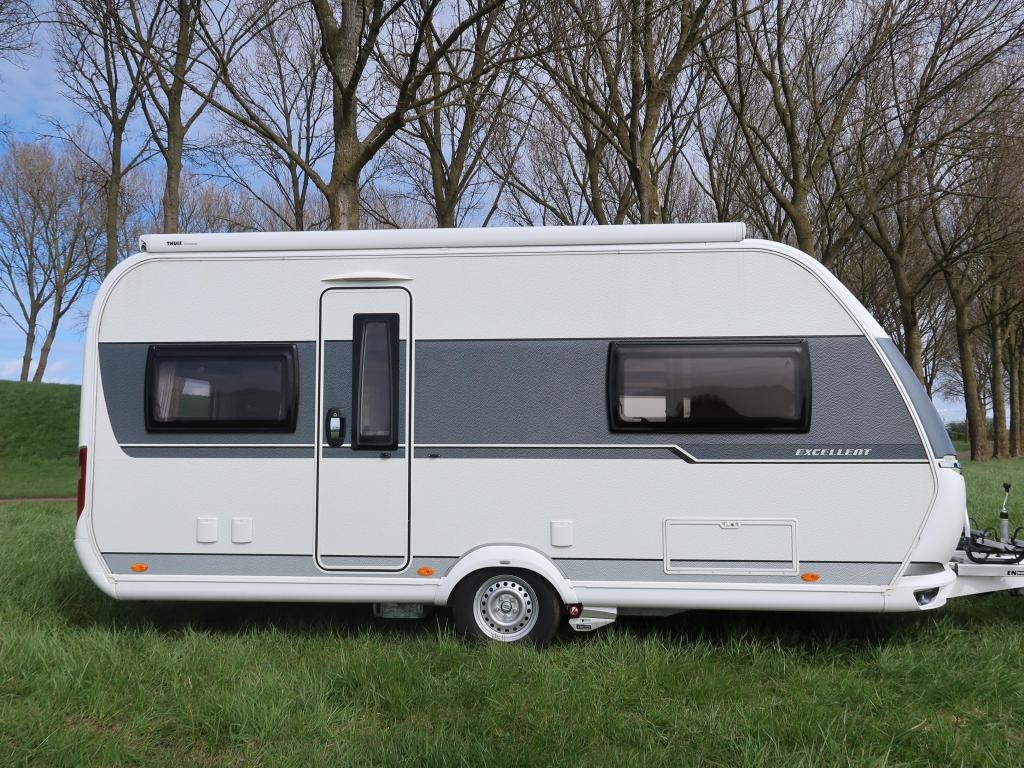 NIEUWSTAAT: Hobby Excellent 495 UFE / Thule cassetteluifel, Caravans en Kamperen, Caravans, Rondzit, Hobby, Schokbreker, Bedrijf