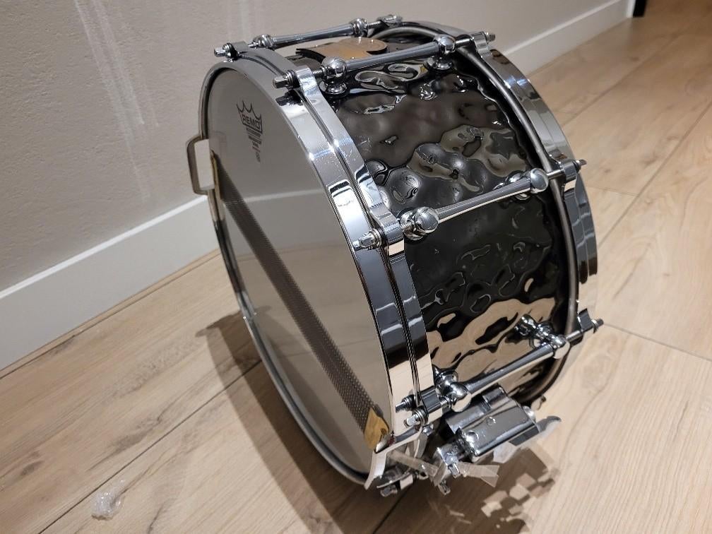 Adams  - Gehamerde Messing/Black Nickel 14 x 6,5 snare drum, Muziek en Instrumenten, Drumstellen en Slagwerk, Ophalen, Zo goed als nieuw
