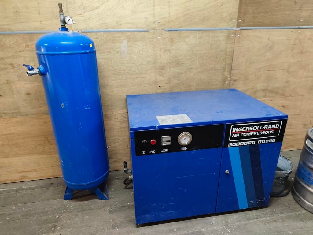 Stille compressor met 100L buffervat en weinig uren, Ophalen, Gebruikt, 200 tot 400 liter/min, Geluidgedempt