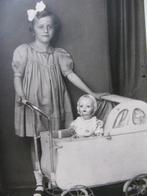 Oude Echte Foto Kaart uit 1943 - Meisje met Pop Kinderwagen, Verzenden, 1940 tot 1960, Ongelopen, Kinderen