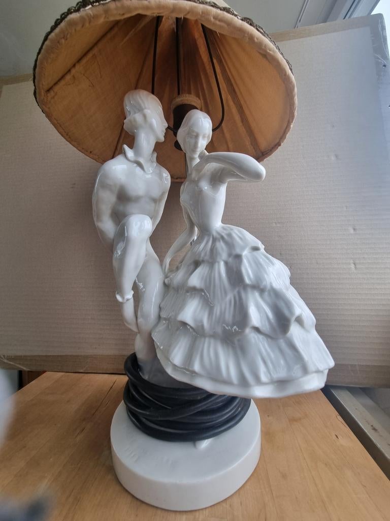 Porseleinen beeldje met lamp, dansende figuren, Ophalen of Verzenden