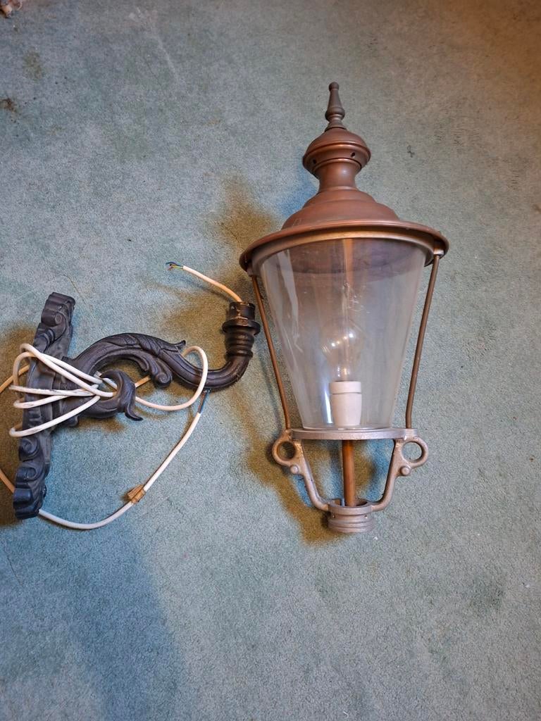 Nieuwe bronzen buitenlamp, met gietijzeren muurbeugel, Ophalen, Nieuw, Metaal, Antiek