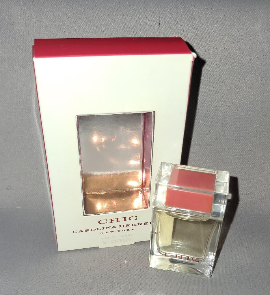 Volle parfum mini Carolina herrera Chic + doosje, Verzamelen, Parfumverzamelingen, Ophalen of Verzenden, Zo goed als nieuw, Miniatuur