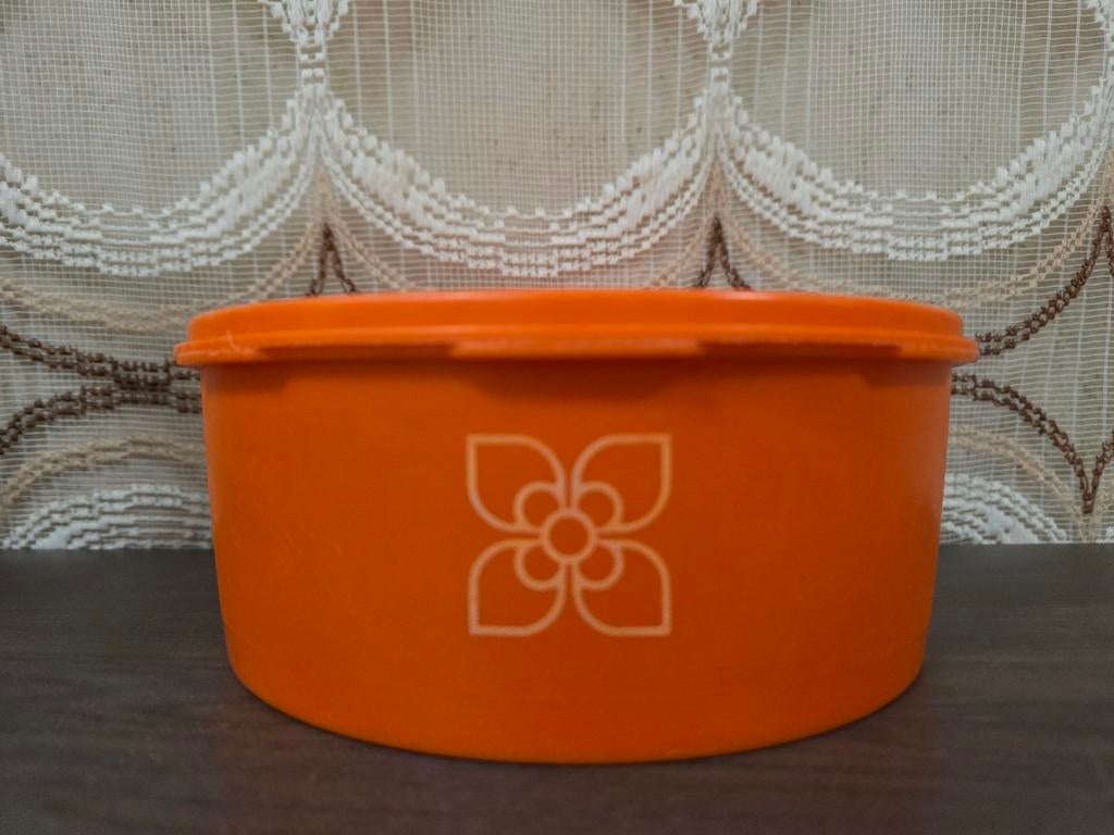 Tupperware vintage oranje koektrommel met sterdeksel, Huis en Inrichting, Keuken | Tupperware, Gebruikt, Tupperware, ., Oranje