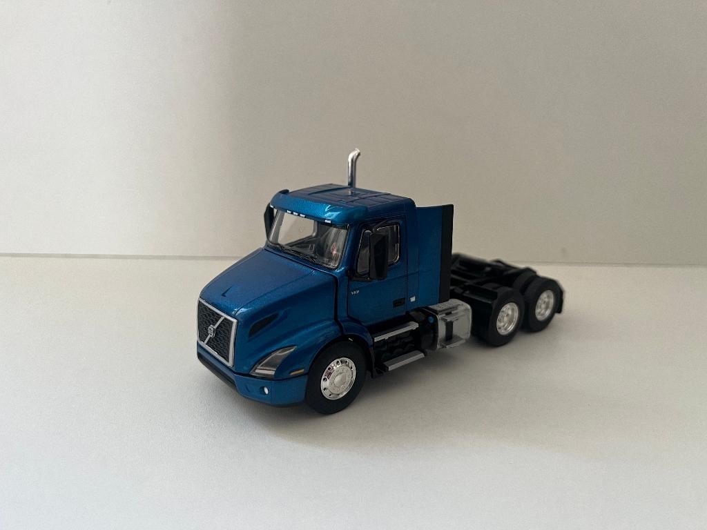Blauwe Volvo VNR 300 dagcabine van First Gear, Hobby en Vrije tijd, Ophalen of Verzenden, Nieuw, Bus of Vrachtwagen, Overige merken