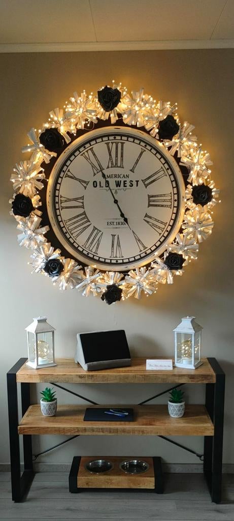 Grote wandklok met decoratieve krans, Antiek en Kunst, Ophalen of Verzenden