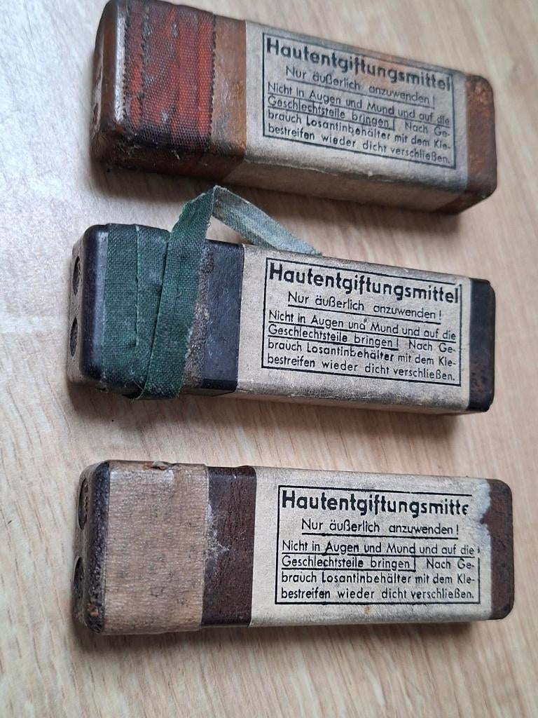 3 bakeliten doosjes duits gasmasker Hautentgiftungsmittel, Verzamelen, Ophalen of Verzenden, Duitsland