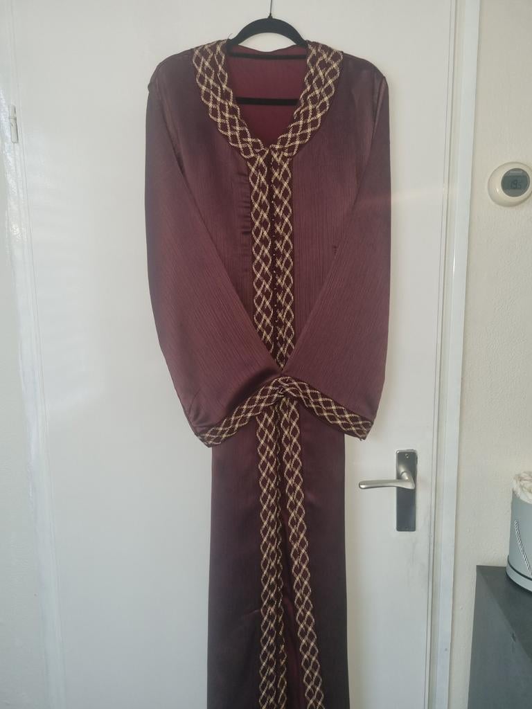 Elegante bordeauxrode  takchita met gouden borduursels, Onbekend, Ophalen of Verzenden, Zo goed als nieuw