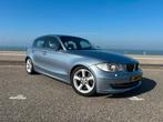 BMW 1-Serie 3.0 258pk 2010 Blauw grijs metallic 5 deurs, Auto's, Achterwielaandrijving, Beige, 258 pk, Blauw
