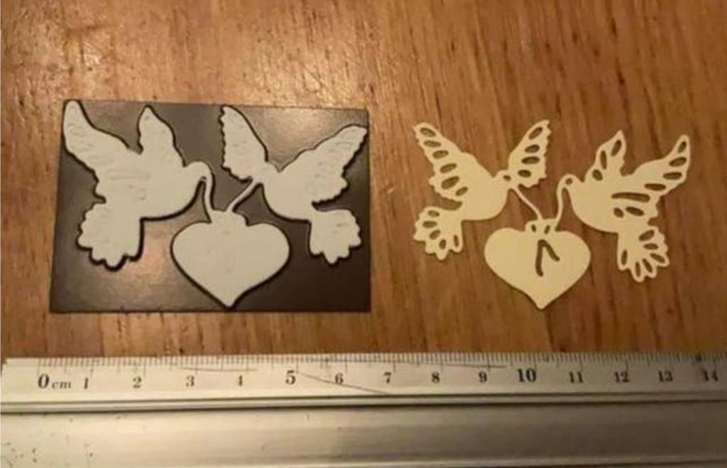 Snijmal 2 duiven met hartje van Joy 944, Ophalen of Verzenden, Zo goed als nieuw, Pons of Mal