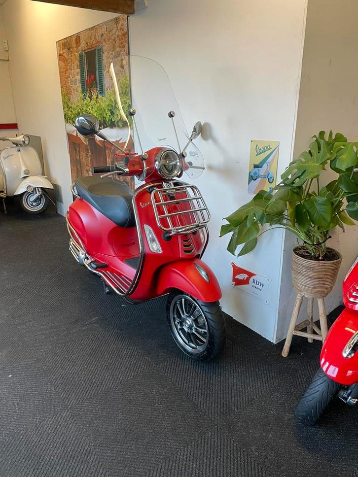 Vespa Primavera 50 4T IGET // 2018 // Mat Rood / Brom 45 KM, Fietsen en Brommers, Scooters | Vespa, Zo goed als nieuw, Overige modellen