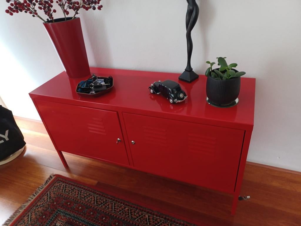 Rood metalen dressoir met twee deuren ikea, Huis en Inrichting, Kasten | Dressoirs, Ophalen, Gebruikt, 100 tot 150 cm, Modern
