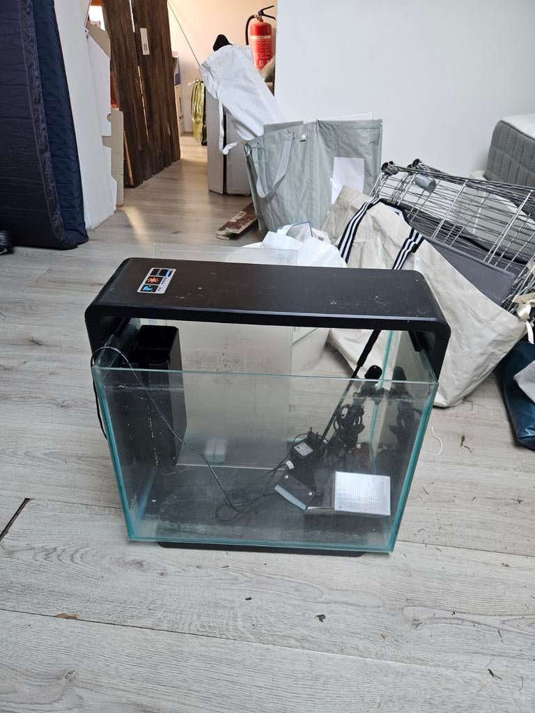 Aquarium 40L met toebehoren (licht kapot), Dieren en Toebehoren, Vissen | Aquaria en Toebehoren, Ophalen, Zo goed als nieuw, Leeg aquarium