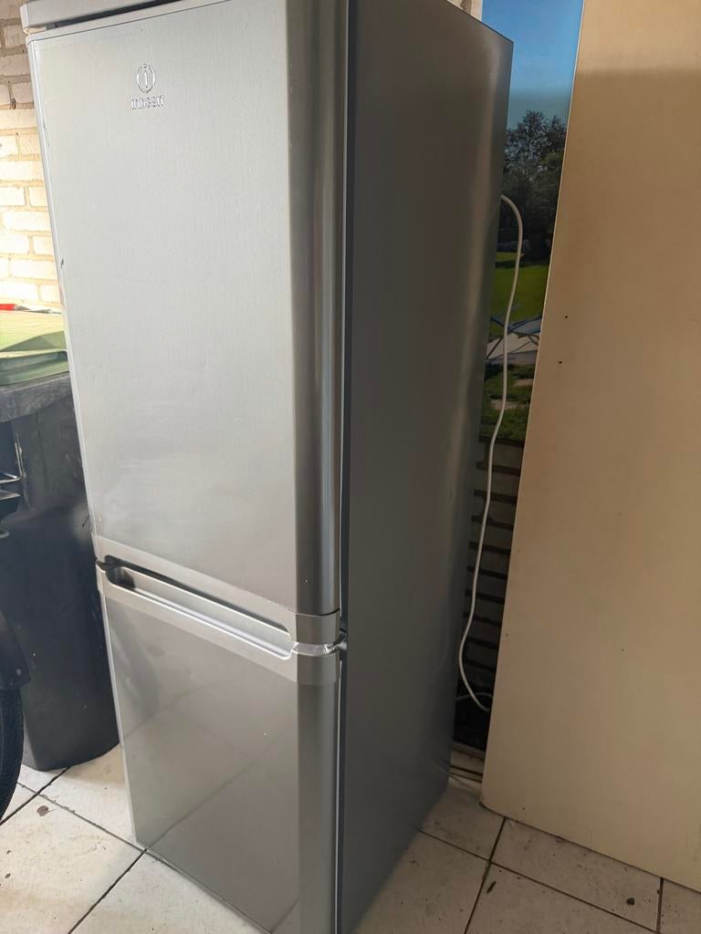 Koelkast -vriescombinatie - Zilver - Goede staat, Witgoed en Apparatuur, Koelkasten en IJskasten, 200 liter of meer, Met aparte vriezer