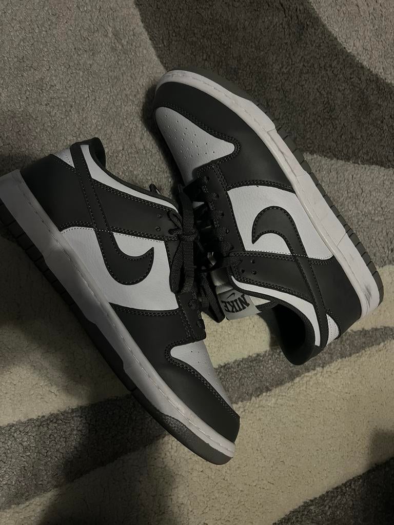 Nike dunks donkergrijs, Kleding | Heren, Schoenen, Overige kleuren, Ophalen of Verzenden, Sneakers of Gympen, Zo goed als nieuw