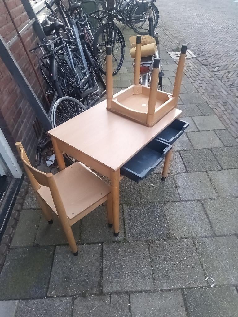 Tafel(tje) met lades incl 4 stoeltjes, Kinderen en Baby's, Kinderkamer | Tafels en Stoelen, Ophalen of Verzenden, Gebruikt, Tafel(s) en Stoel(en)