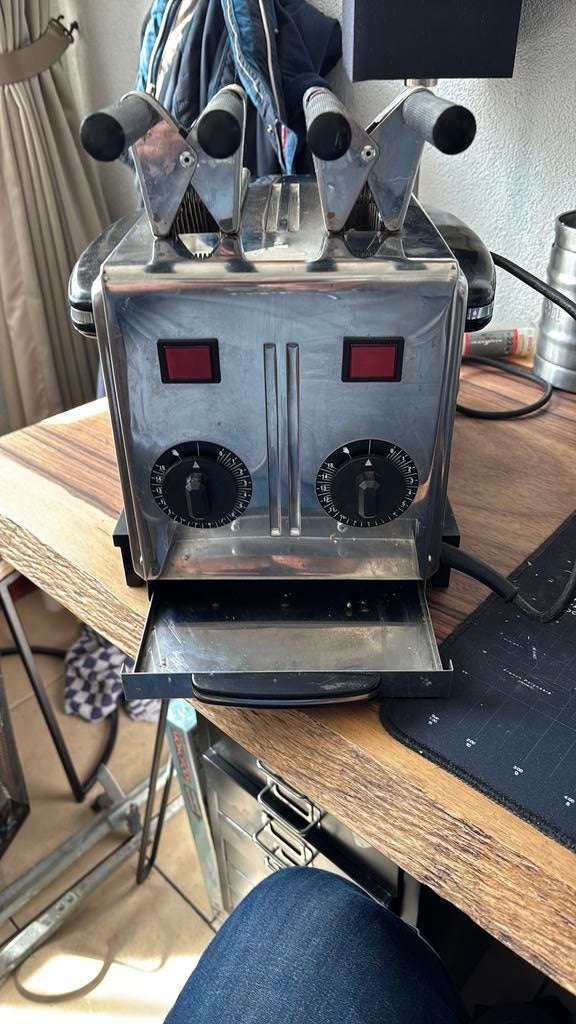 larem brevettato broodrooster tosti apparaat, Ophalen of Verzenden, Zo goed als nieuw, Uitneembare kruimellade