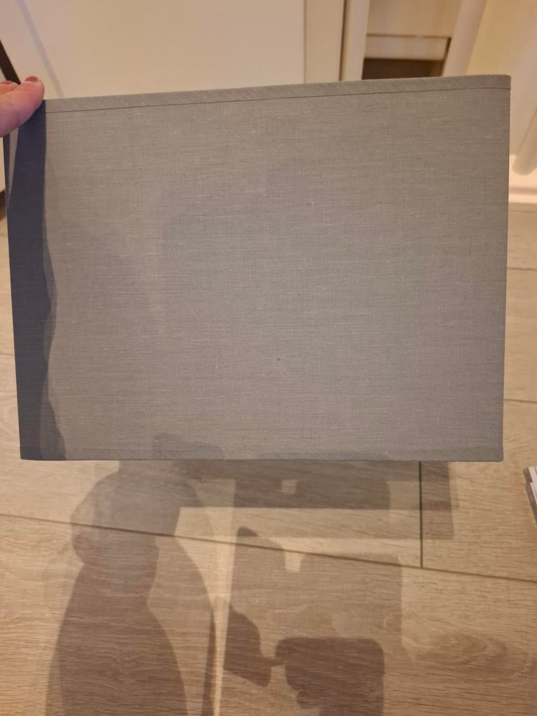 Mooie grijze lampenkap., Huis en Inrichting, Lampen | Lampenkappen, Ophalen of Verzenden, Zo goed als nieuw, Vierkant, 25 tot 50 cm