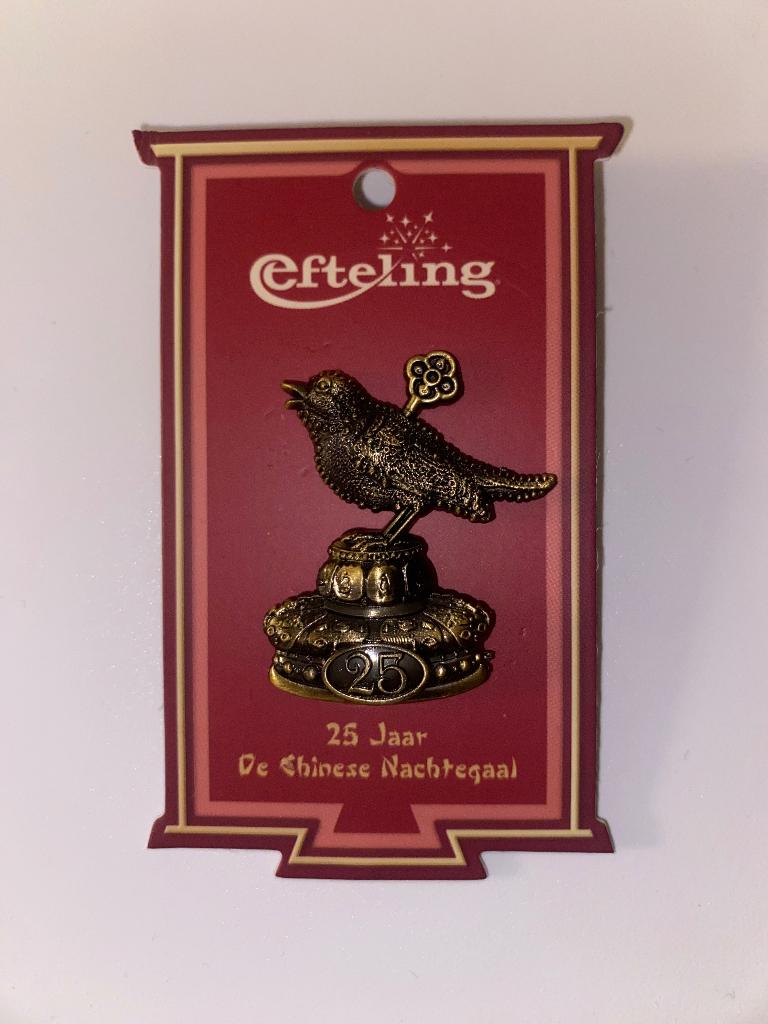 Efteling Pin 25 Jaar Chinese Nachtegaal, Nieuw Op Kaartje !!, Ophalen of Verzenden, Nieuw, Overige onderwerpen, Speldje of Pin