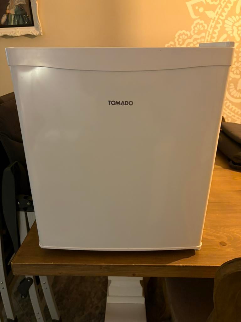 Tomado 34 liter vrieskastje TFM4401W, Witgoed en Apparatuur, Vriezers en Diepvrieskisten, Minder dan 85 cm, Minder dan 60 cm, Zo goed als nieuw