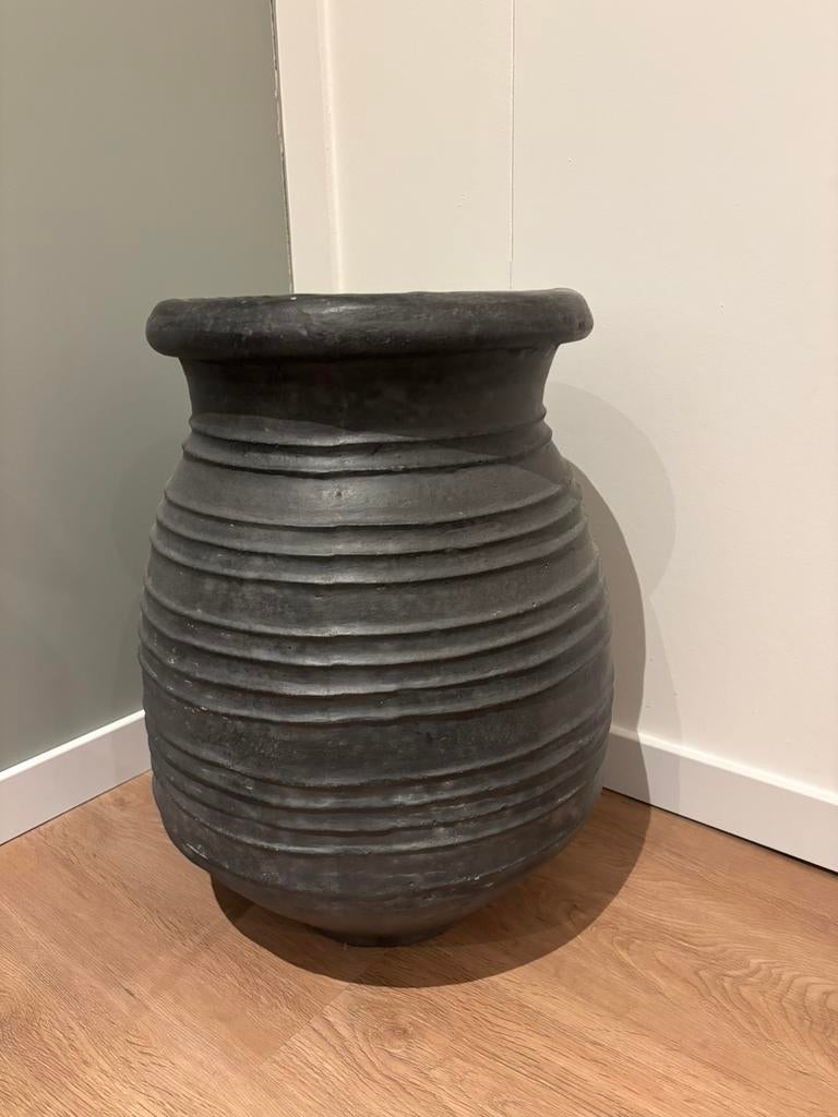 Prachtige grijze hoge bloempot, Steen, Rond, Binnen, Zo goed als nieuw