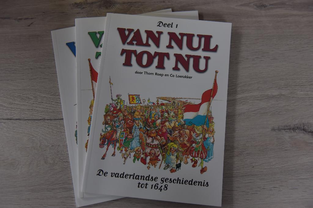 VAN NUL TOT NU - DEEL 1/2/3 DE VADERLANDSE GESCHIEDENIS, Boeken, Stripboeken, Verzenden, Zo goed als nieuw, Thom Roep en Co Loerakker