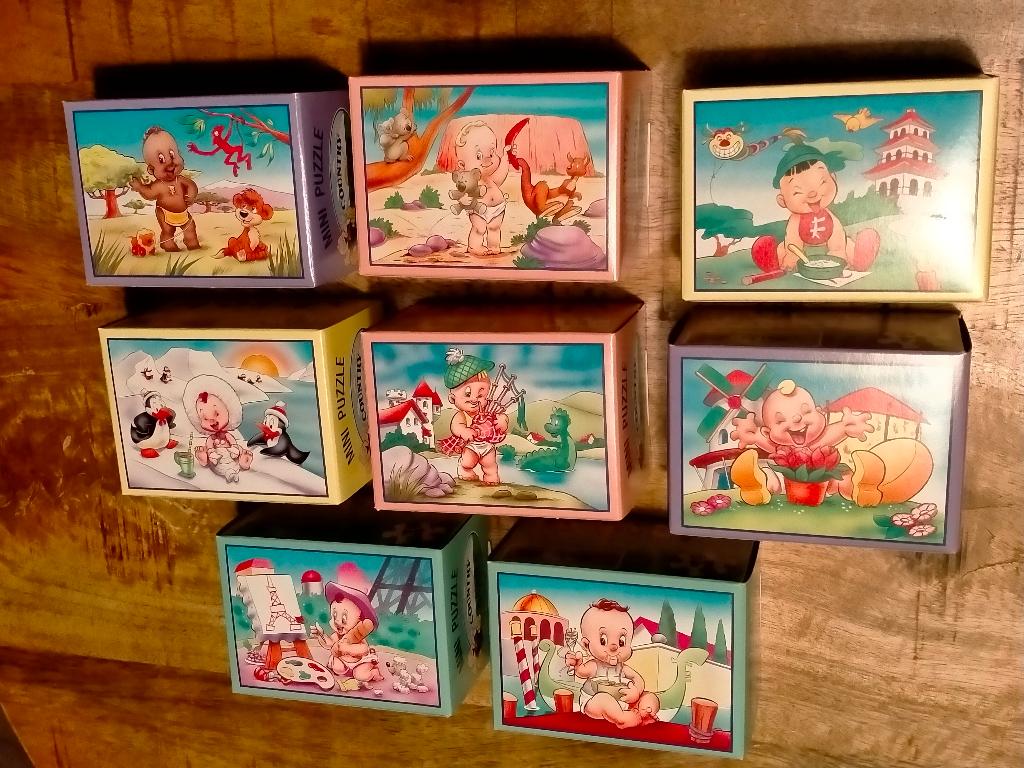 Country Babies baby vintage figuren set landen poppetjes, Ophalen of Verzenden, Overige figuren, Zo goed als nieuw, Beeldje of Figuurtje