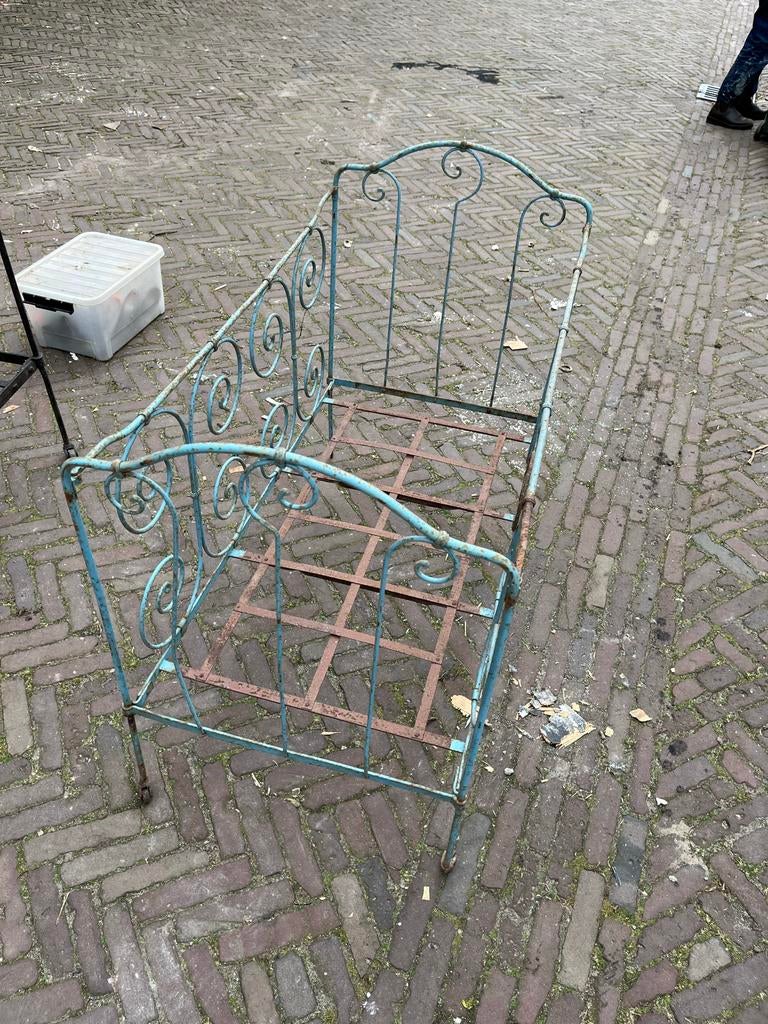Antiek ijzeren bedjes - charmante decoratie of restauratie, Ophalen