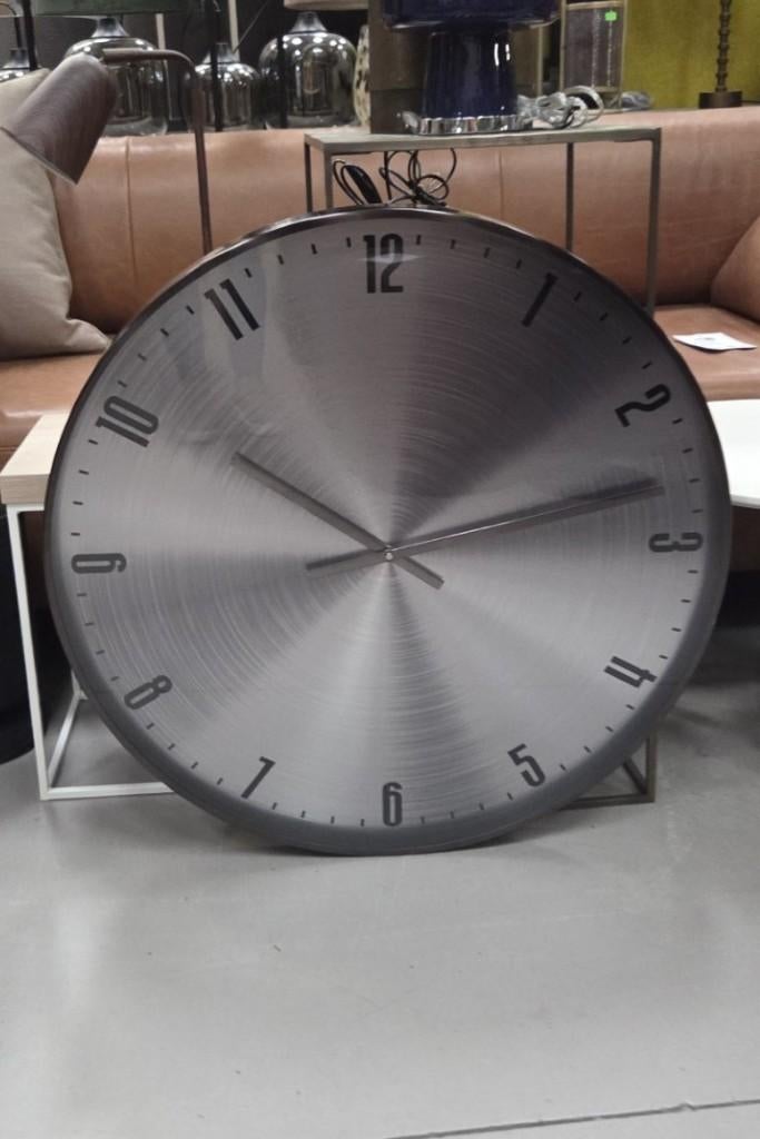 Ronde klok IPERA tin zilver grijs Light & Living Ø74 cm., Ophalen, Zo goed als nieuw, Analoog, Wandklok