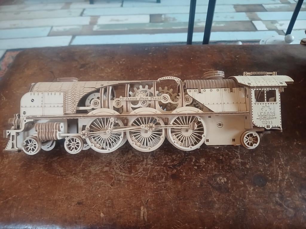 UGEARS Houten Modelbouw Treinen met Rails - V-Express, Hobby en Vrije tijd, Locomotief, Gelijkstroom of Wisselstroom, Zo goed als nieuw