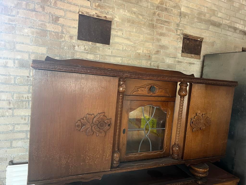 Antiek dressoir met glas in lood en houtsnijwerk, Huis en Inrichting, Kasten | Dressoirs, Ophalen, Gebruikt, 150 tot 200 cm, 25 tot 50 cm