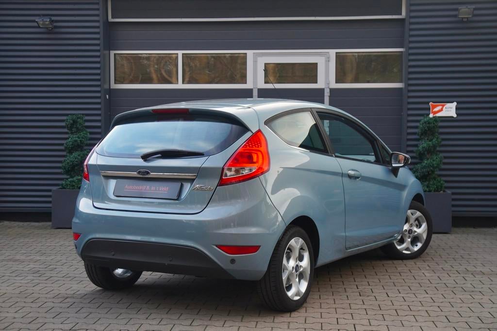 Ford Fiesta 1.25 Titanium BLUETOOTH SFEERVERLICHTING PDC V/A, Auto's, Voorwielaandrijving, Stof, Gebruikt, 82 pk