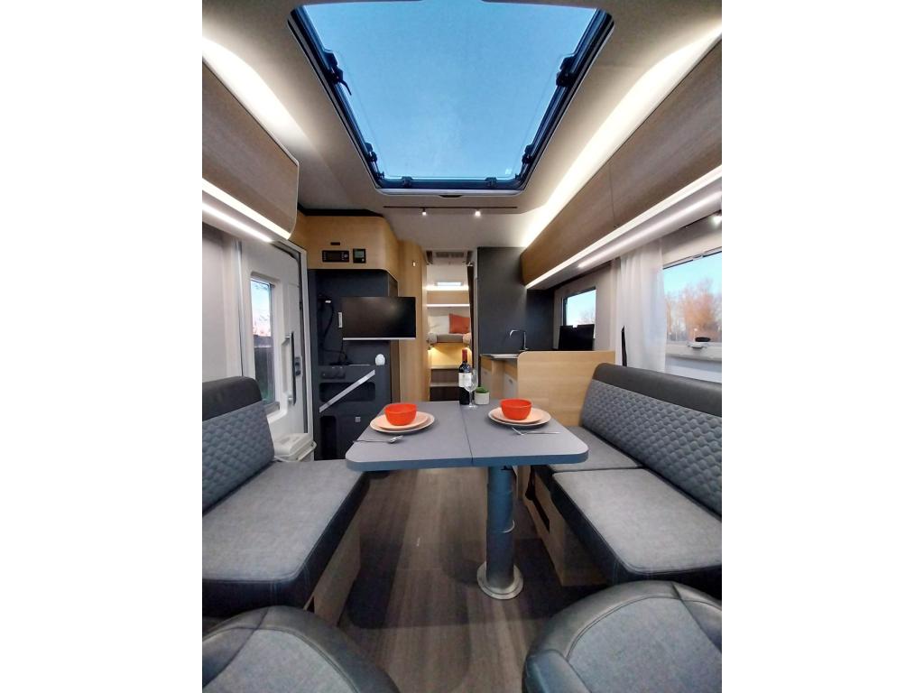 Luxe Adria Coral 650 DL met dubbele airco en tv !!!, Caravans en Kamperen, Niet ingevuld, Ringverwarming, Treinzit, Bedrijf