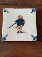 Antieke tegel met figuur in kostuum, Ophalen of Verzenden