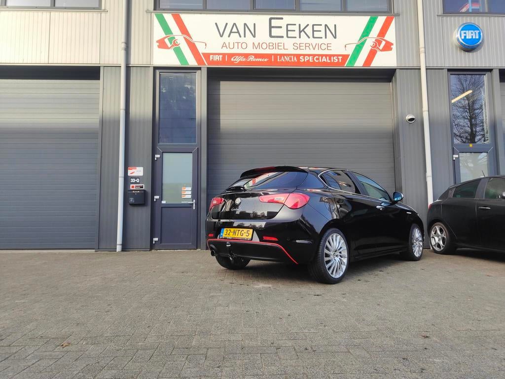 Alfa Romeo Giulietta 1.4 Turbo 170 PK Distinctive Sport Clim, Voorwielaandrijving, Euro 5, Gebruikt, Zwart