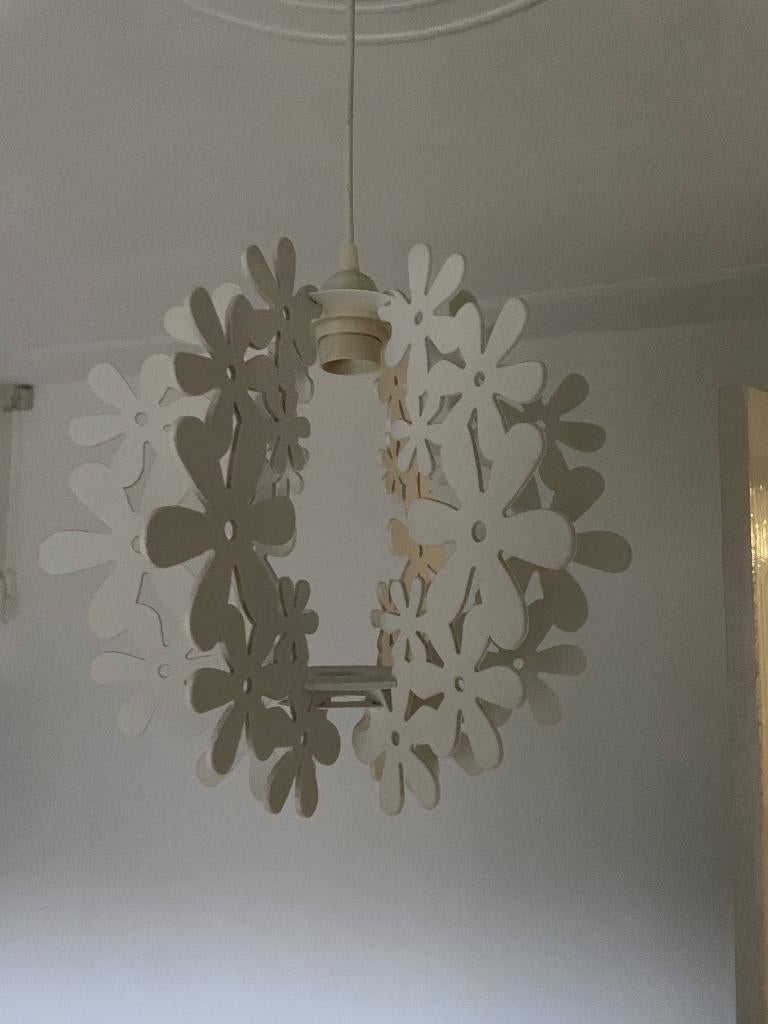 Willemse: Witte opengewerkt bloemen hanglamp, Ophalen of Verzenden, Zo goed als nieuw, Kunststof, Minder dan 50 cm