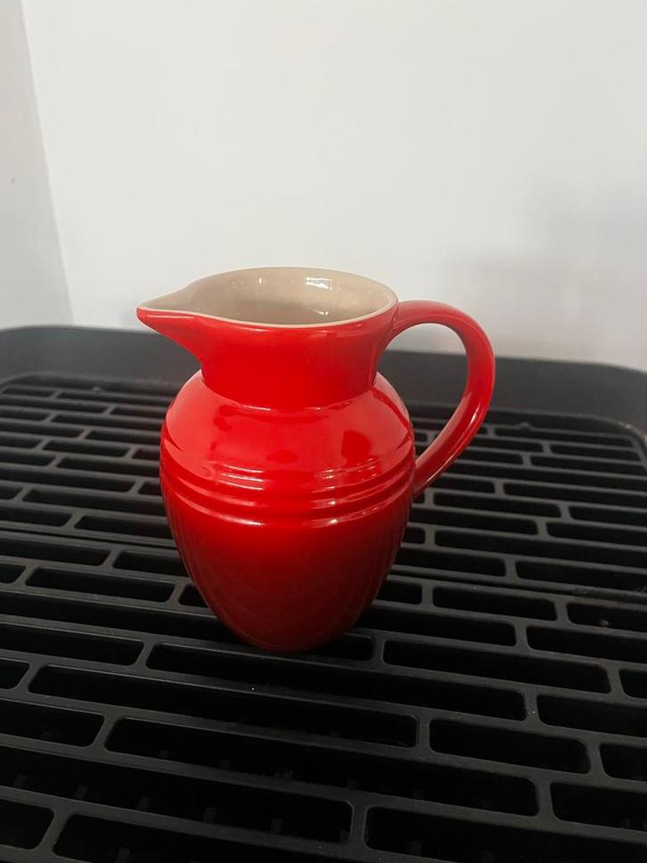 Le Creuset Rood Keramieken Kan - Zo goed als nieuw, Huis en Inrichting, Keuken | Servies, Zo goed als nieuw, Overige typen, Effen