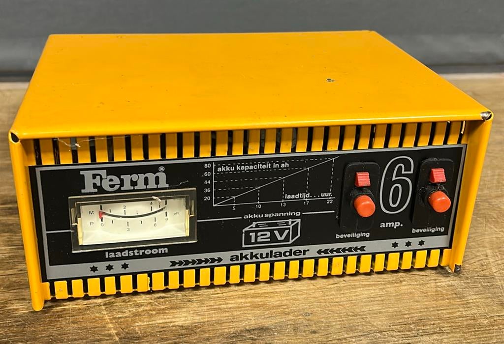 Ferm accu lader. 12 volt. 6 amp., Ophalen of Verzenden, Gebruikt, Universele onderdelen